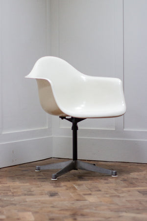 Original Charles and Ray Eames Fibreglass Shell Chair - White